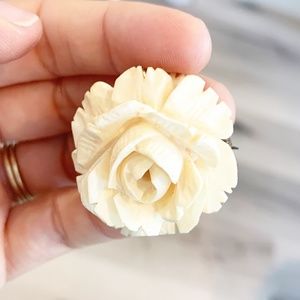 Beautiful Vintage Cream Floral Brooch